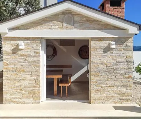 Apartment Jurkovic 1 *